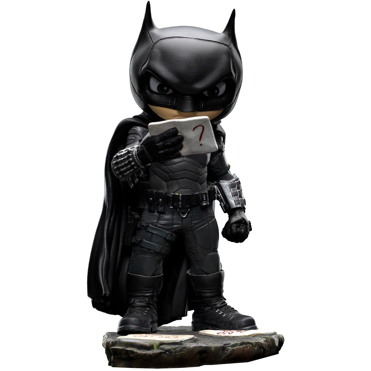BATMAN ENMASCARADO LEYENDO MINI FIGURA IRON STUDIOS 6.6 PULGADAS